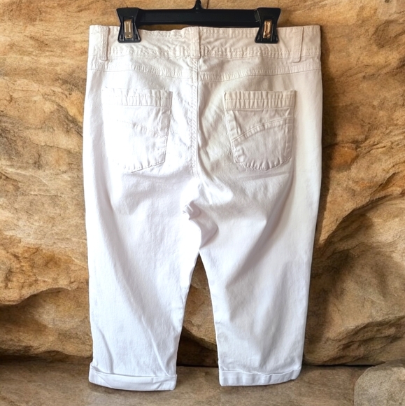 Gloria Vanderbilt White 98% Cotton Capris - Picture 2 of 8
